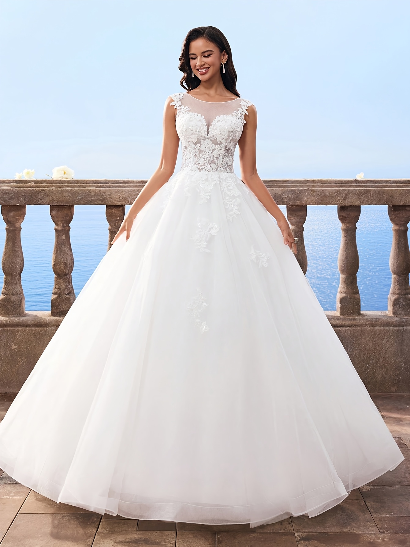 Elegante vestido de novia largo sin mangas con encaje blanco y malla decorada | Silueta ajustada y acampanada, ideal para bodas, fiestas y vacaciones - Imagen 6