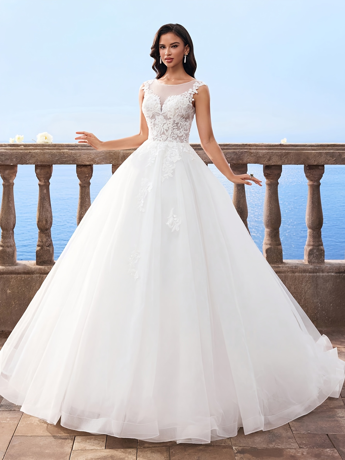 Elegante vestido de novia largo sin mangas con encaje blanco y malla decorada | Silueta ajustada y acampanada, ideal para bodas, fiestas y vacaciones - Imagen 7