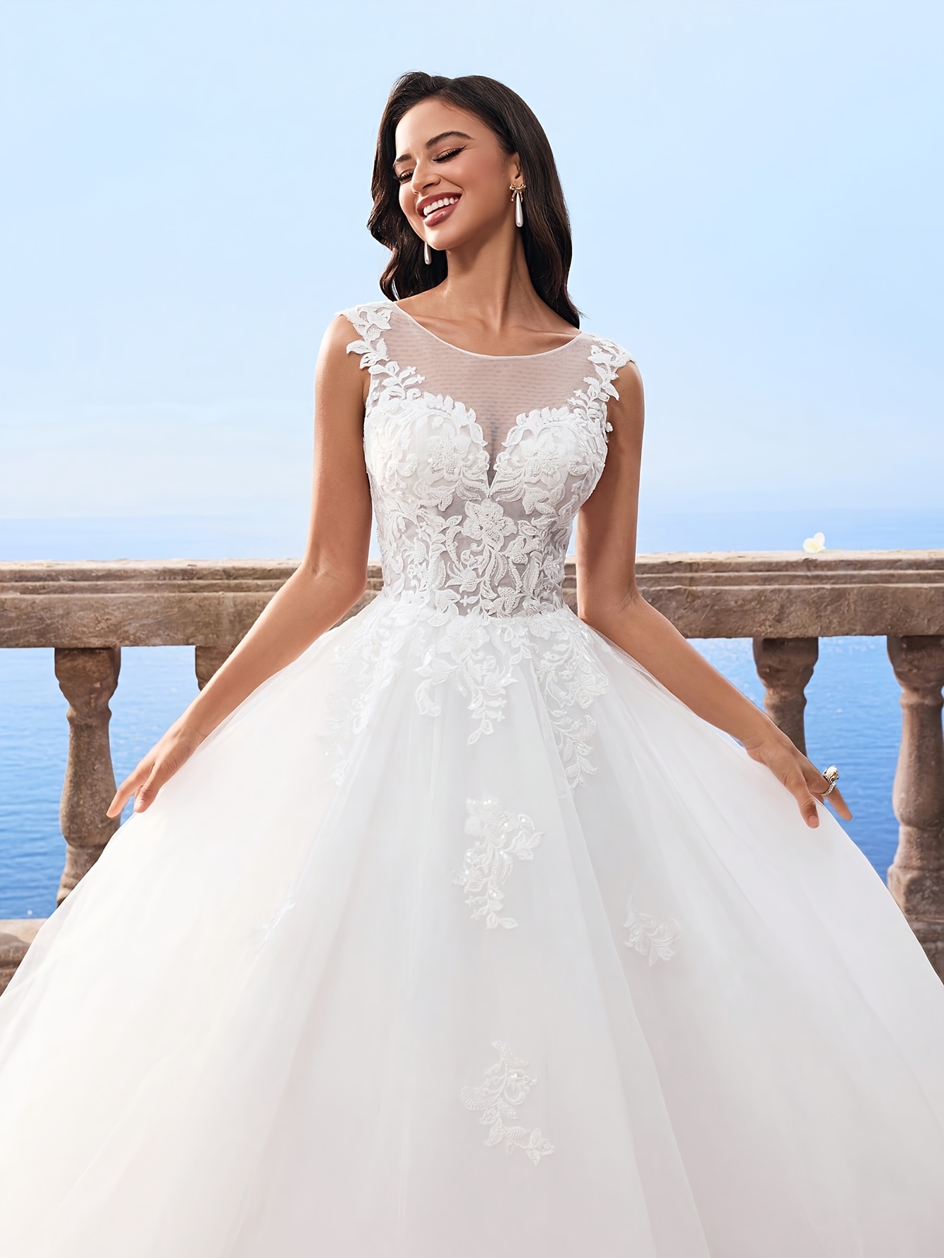 Elegante vestido de novia largo sin mangas con encaje blanco y malla decorada | Silueta ajustada y acampanada, ideal para bodas, fiestas y vacaciones - Imagen 4