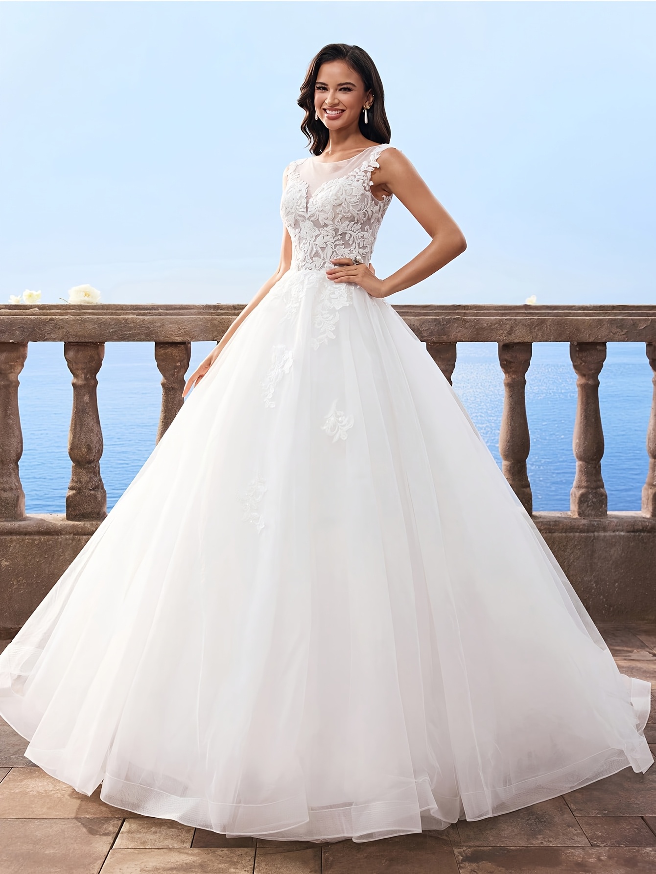 Elegante vestido de novia largo sin mangas con encaje blanco y malla decorada | Silueta ajustada y acampanada, ideal para bodas, fiestas y vacaciones - Imagen 8