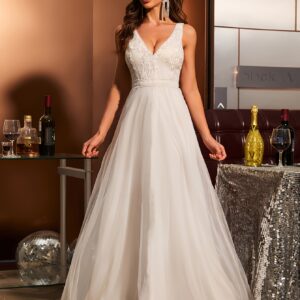 Vestido de novia sin mangas de encaje y malla con cuello en V profundo, con ribete de encaje floral y un dobladillo asimétrico que realza la figura.